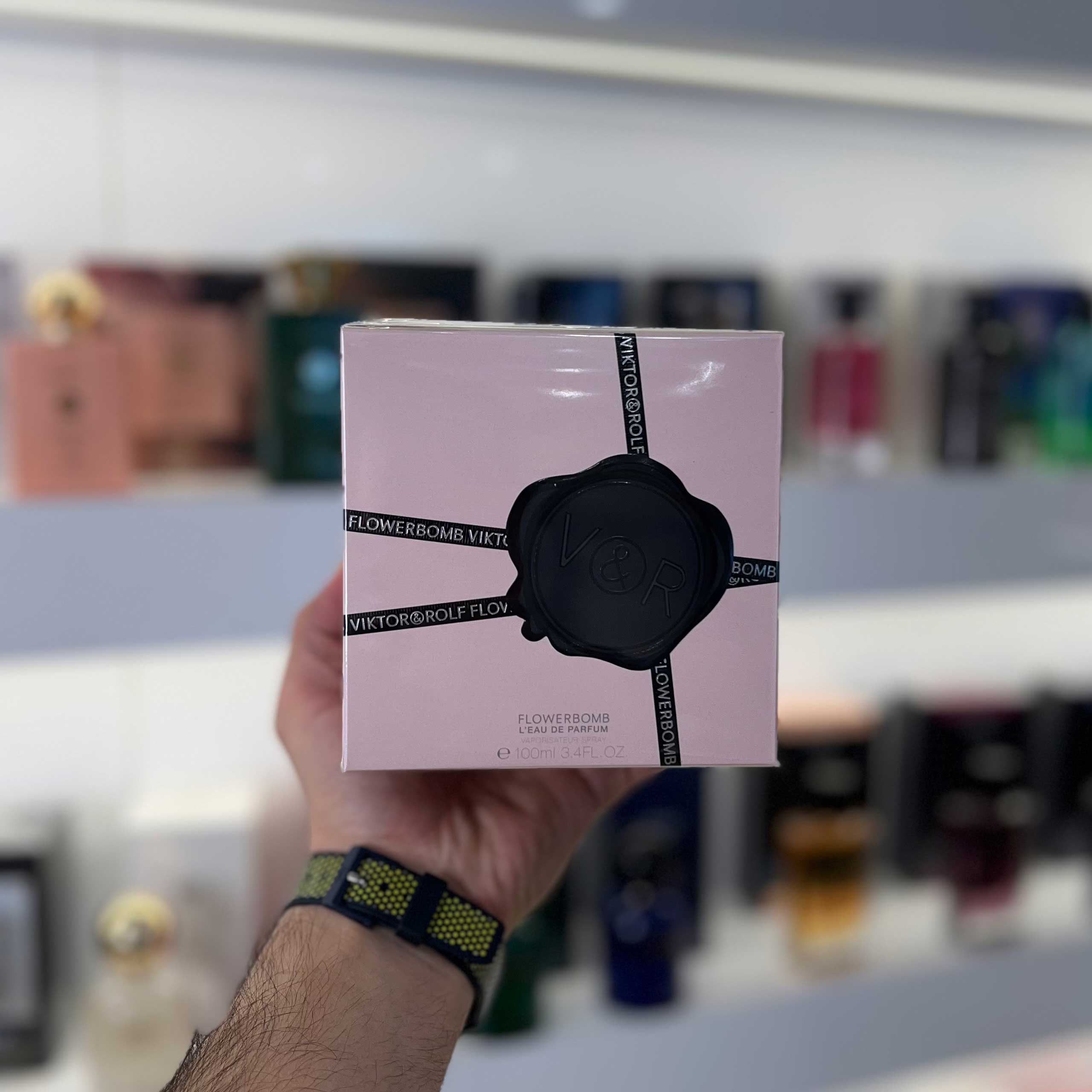 Viktor-&-Rolf-Flower-Bomb عطر ویکتور اند رولف فلاوربمب (Viktor & Rolf Flower Bomb) - تصویر 1
